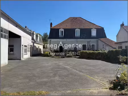 local commercial avec de nombreuses dépendances et une habitation