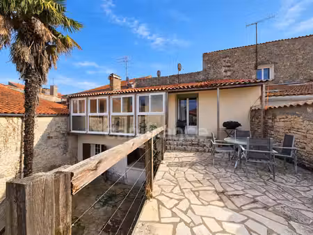 saujon – immeuble de caractère avec 3 lots dont 1 appartement et 2 locaux commerciaux