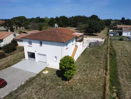 belle maison avec sa piscine et son grand terrain