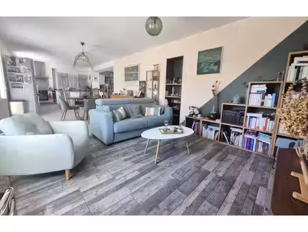 maison familiale avec jardin  atelier et stationnement