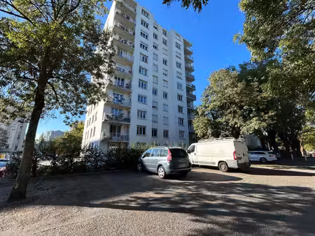 à vichy  découvrez cet appartement de 60 m² en rez-de-chaussée  offrant un beau potentiel 