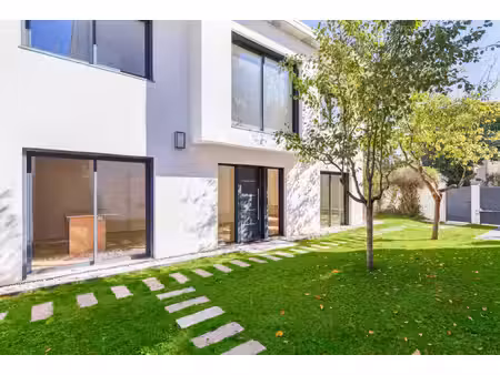 maison contemporaine côte pavée