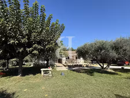 villa de plain-pied sur 1870 m² de terrain - enclave des papes