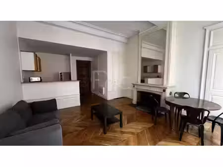 t2 meublé de 56m² situé rue vaubecour