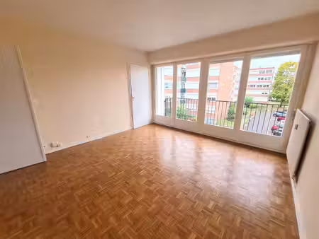 appartement 4 pièces + cave + 2 parkings extérieurs.