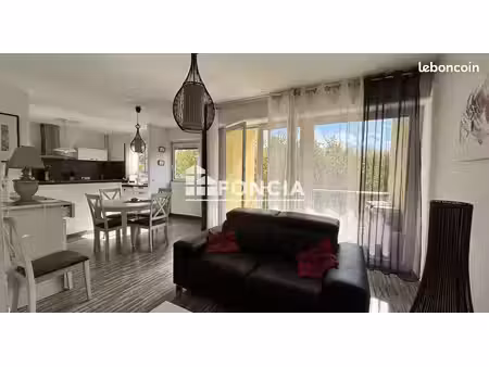rochefort – appartement 3 chambres avec balcon  ascenseur et garage