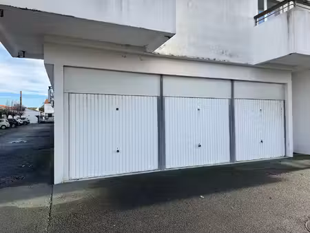 parking / box la rochelle 50 m2