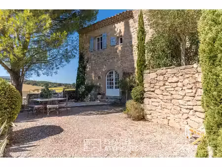 bastide du xviie siècle à flanc de rocher dans un village perché.