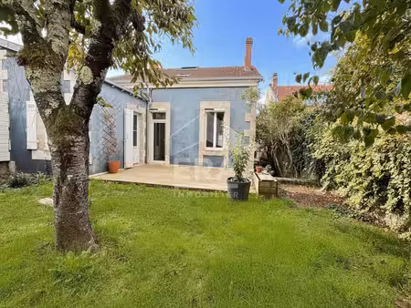 a vendre superbe maison de ville type 6 avec jardin et deux garages !