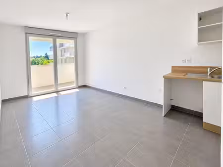t2 avec terrasses et parking à castelanau le lez