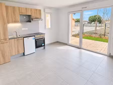 t2 avec parkings et jardin à roques