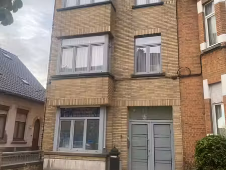 bureaux lumineux avec deux entrées distinctes et cour