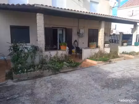 maison avec extérieur et garages