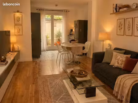 location beau t2 (f2) reims centre - cour privative (terrasse bois)