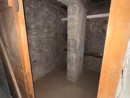 cave saine  mur brique dans immeuble sécurisé