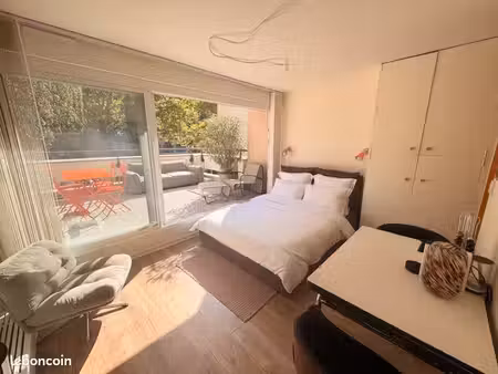studio meublé 28 m² avec terrasse  courbevoie / la défense