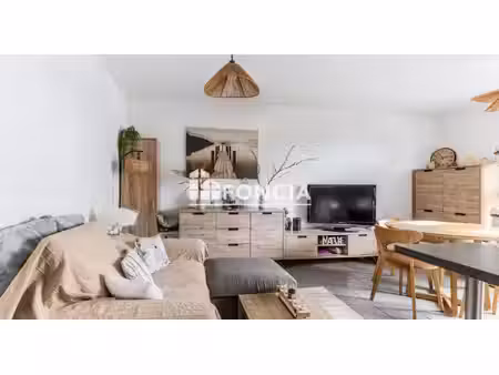 a woippy village  à proximité des commerces et dans un secteur calme  beau f2 avec terrass