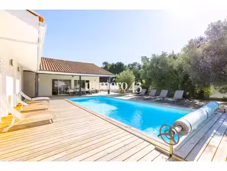 villa d'architecte  5 chambres et piscine chauffée.