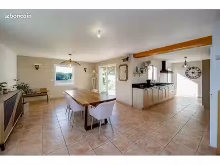 superbe maison familiale sur une parcelle de 971 m² à saint donan