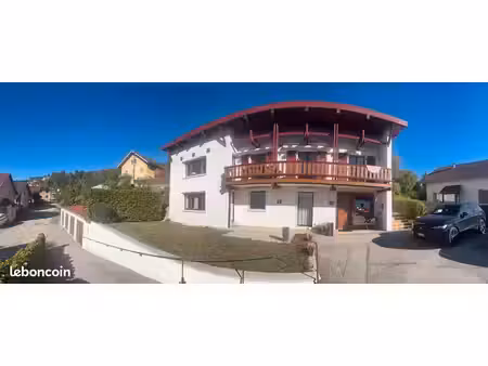 morteau – maison d’exception de 200 m²  vue imprenable sur le val  jardin de 1 000 m² et 4