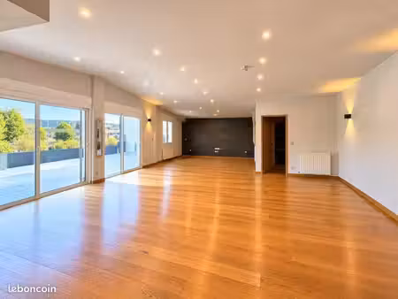 local 186 m² doubs