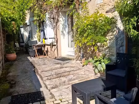 maison de charme avec petite cour arborée et garage