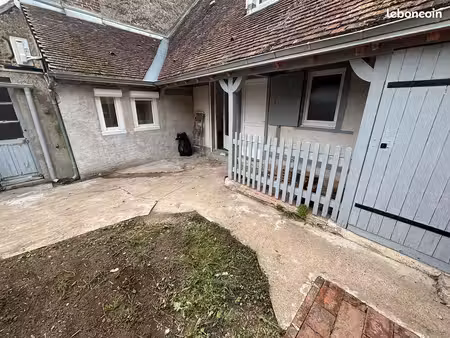 maison de ville rénovée plain-pied avec jardin clôturé – cloyes centre