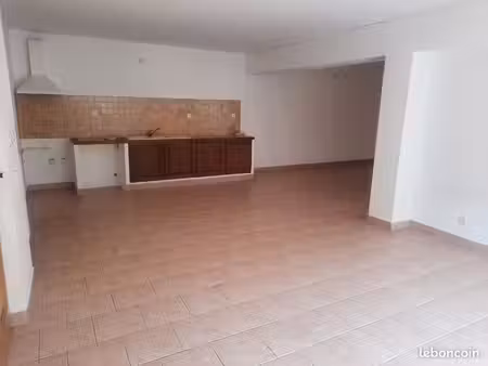 apparemment de 70m² au rez-de-chaussée sans charges de copropriété 75 000 euros suméne