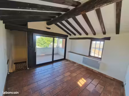 maison de charme restaurée au cœur d'un village médiéval du gard