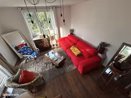 location t2 lumineux avec parking et balcon et cave quartier haut guilhemery