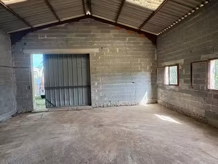 hangar avec bureau et mezzanine
