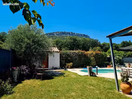maison avec vue et piscine