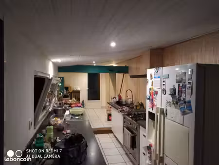 maison avec forêt et source