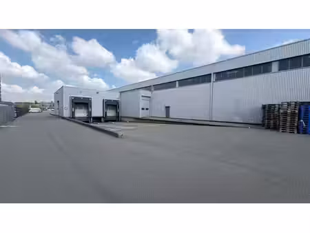 entrepôt avec quais de chargement et bureaux à louer près d
