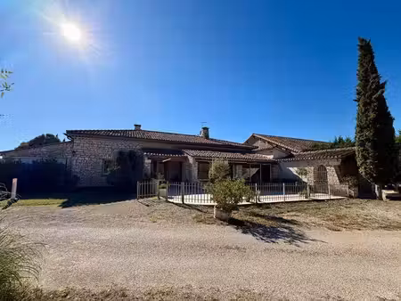 propriété d'exception à barjac au coeur de 8 hectares avec lac privé