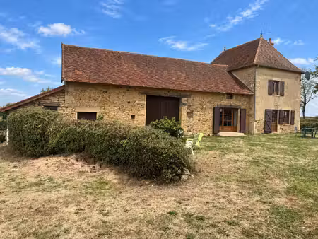 ferme en pierres avec vue dans un endroit tranquille