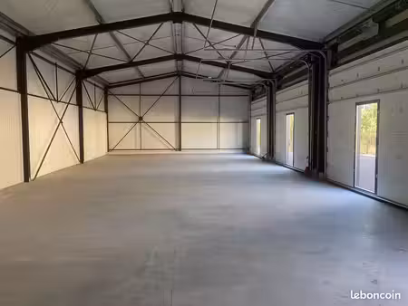 location place pour bateaux et autres dans bâtiment