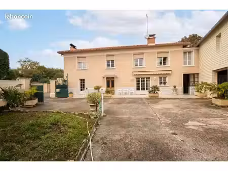 artigueloutan (pau) : béarnaise 158 m² + 350 m² de dépendances sur 1 114 m²