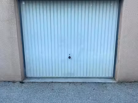 garage fermé de 15 m² à louer – lambesc centre-ville