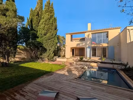maison avec vue étang  piscine  double garage  4chambres 4 salle de bain 4wc
