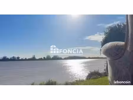 une adresse rare au bord de la dordogne  face au château de la rivière