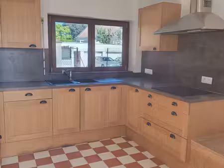 maison indépendante de 88m2 avec 2 chambres et grand jardin à proximité centre ville.