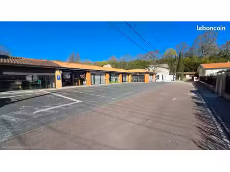 local commercial rénové avec parking