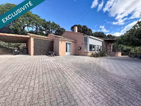 villa de 97m2 avec vue dégagé  comportant piscine  spa et grand salon avec poêle à bois