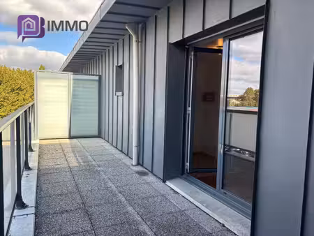 studio récent avec terrasse et parking