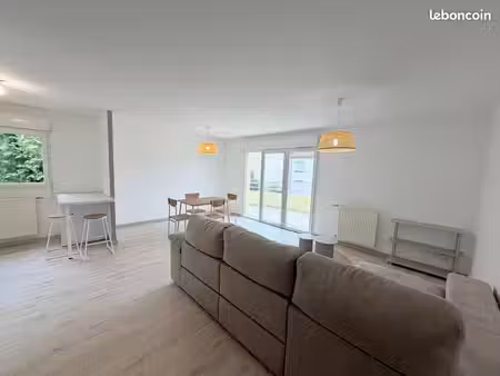 t2 meublé rénové 58 m² + terrasse /10 min à pied du centre