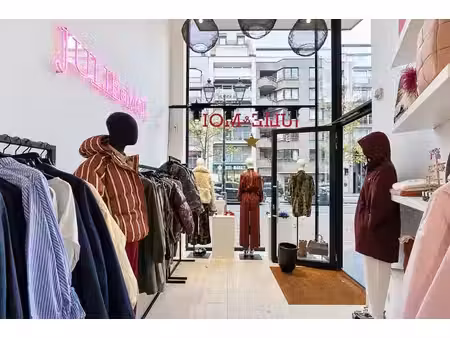 magasin moderne avec hauts plafonds à louer lippenslaan 333