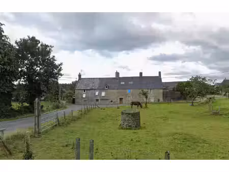 manche : maison mitoyenne de caractère à rénover  située dans le magnifique cadre champêtr