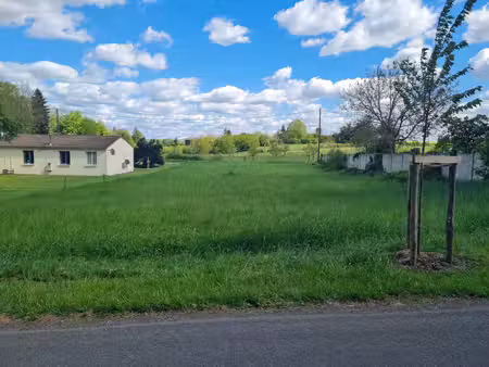 terrain à bâtir dans un village paisible  à 10 minutes de ruffec