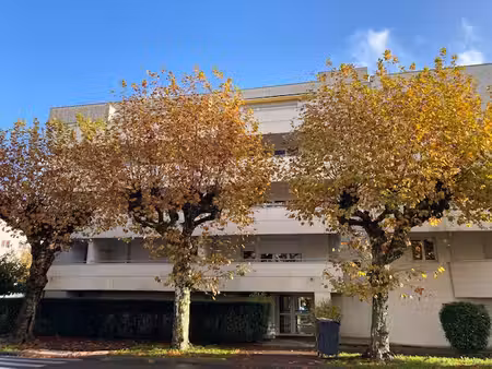 studio avec terrasse et place de parking